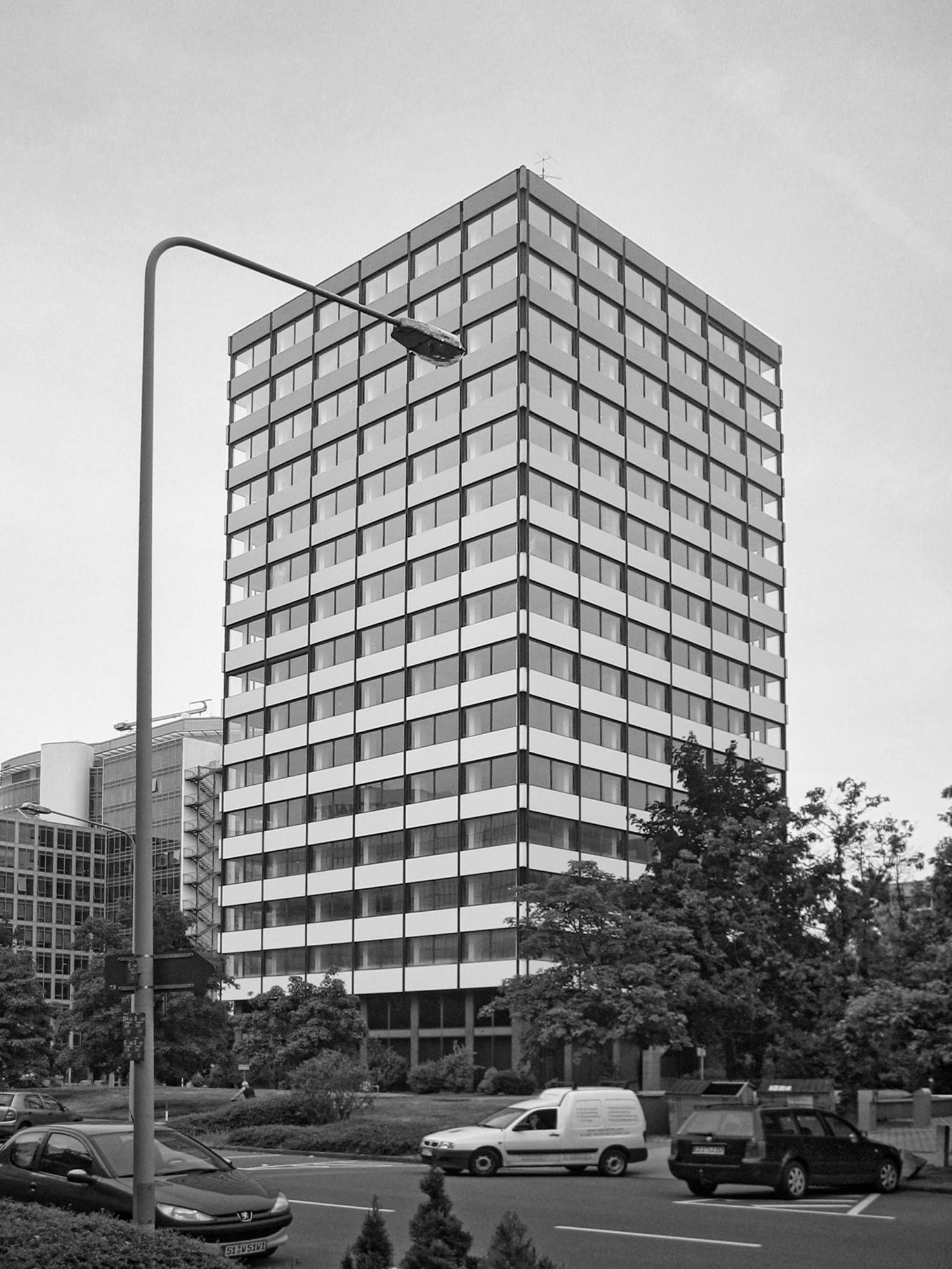 lyoner-straße-01-bestandsgebäude-büro Lyoner-straße-01-bürogebäude-bürostadt-niederrad-hochhaus