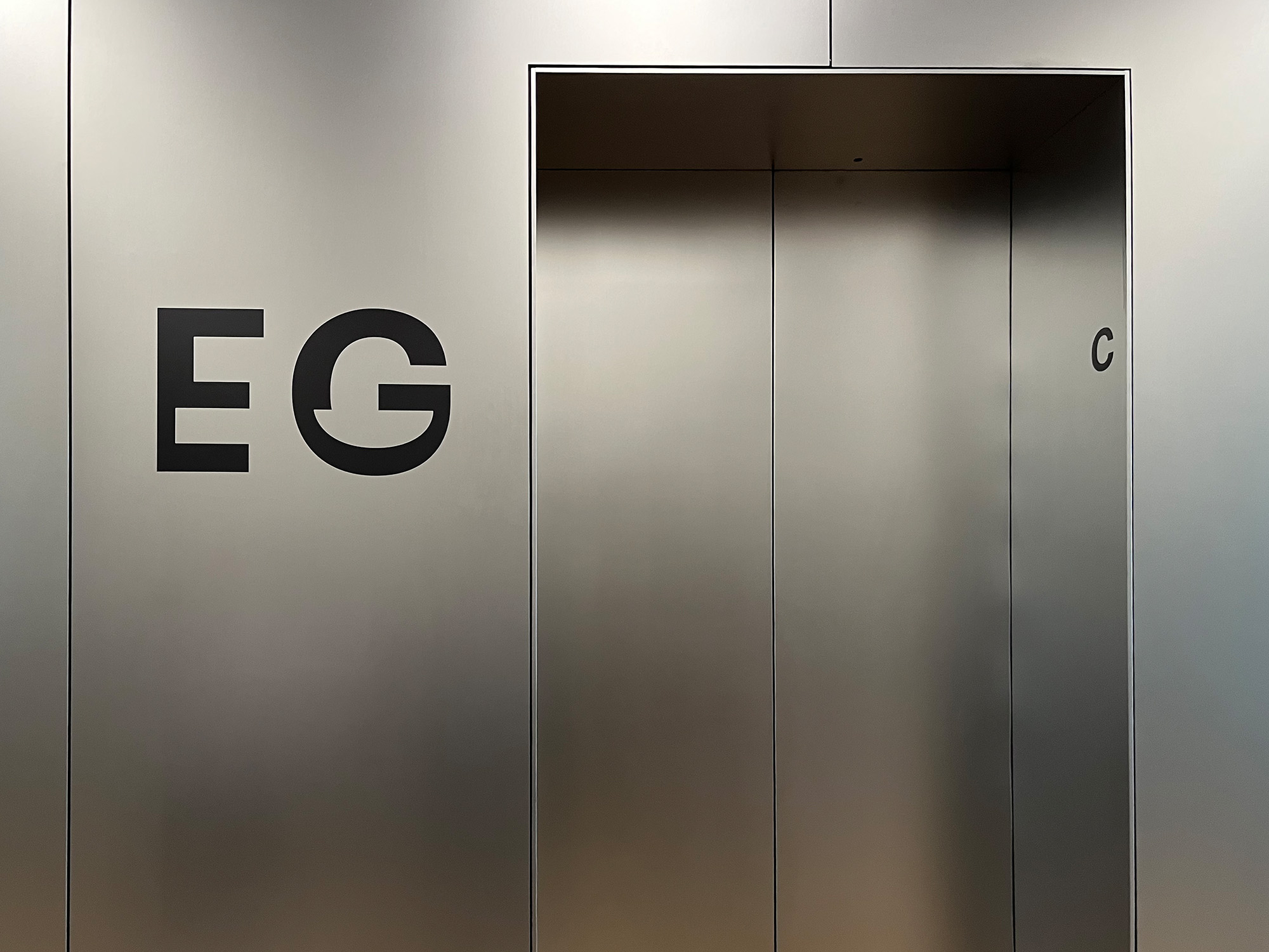 Omniturm-Front-Aufzug-Erdgeschoss Omniturm-Front-Aufzug-Erdgeschoss