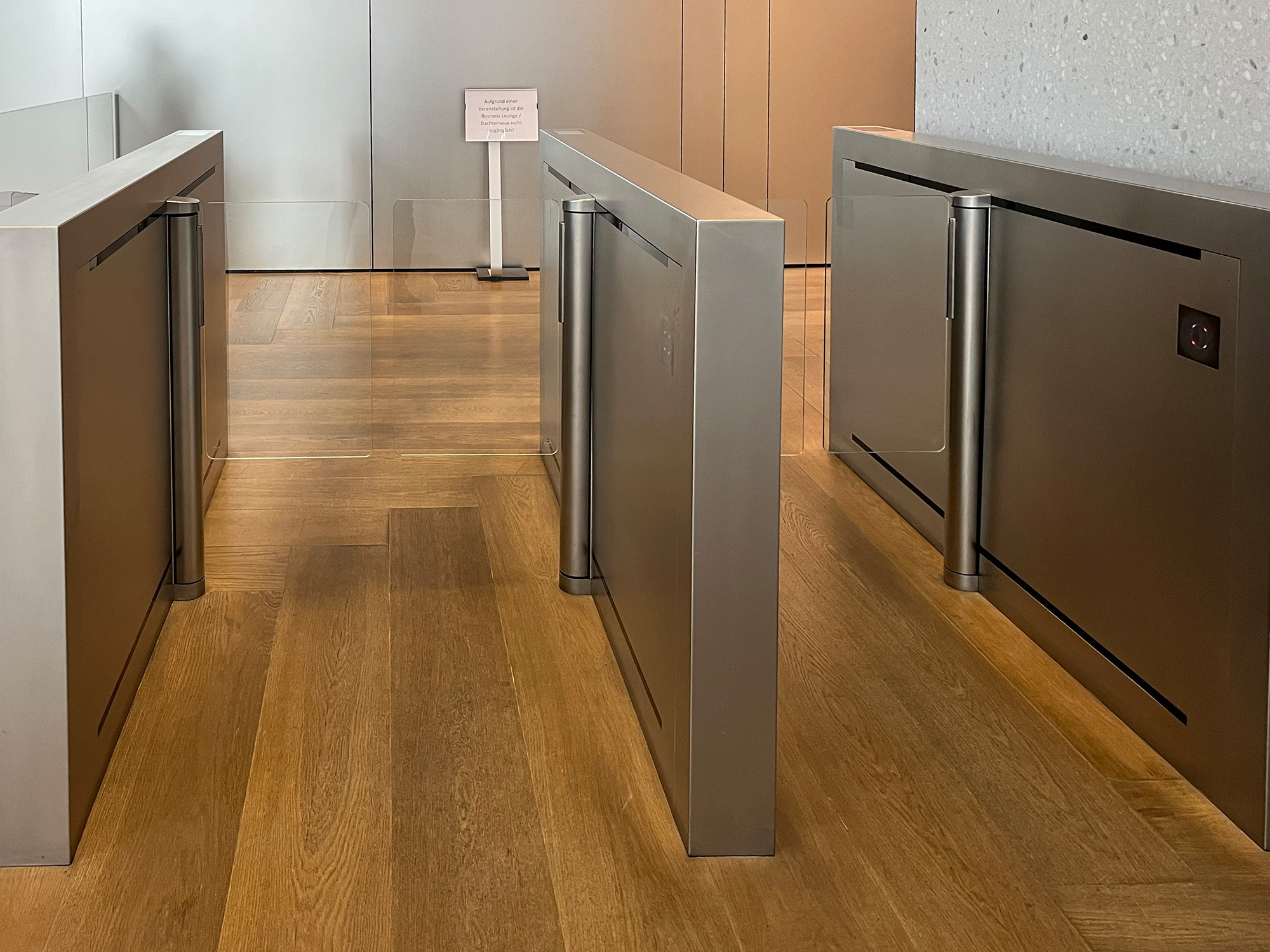 Omniturm-Zugangskontrolle-Durchgänge-Foyer Omniturm-Zugangskontrolle-Durchgänge-Foyer