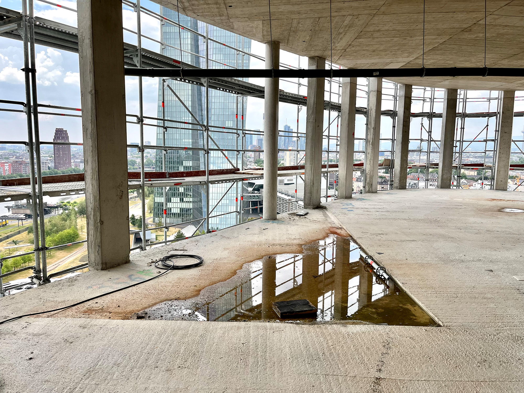 hpq-frankfurt-loggia-high-side-baustelle Hafenpark-quartier-frankfurt-ostend-ezb-wohnhochhaus-ballwanz-baustelle-2022