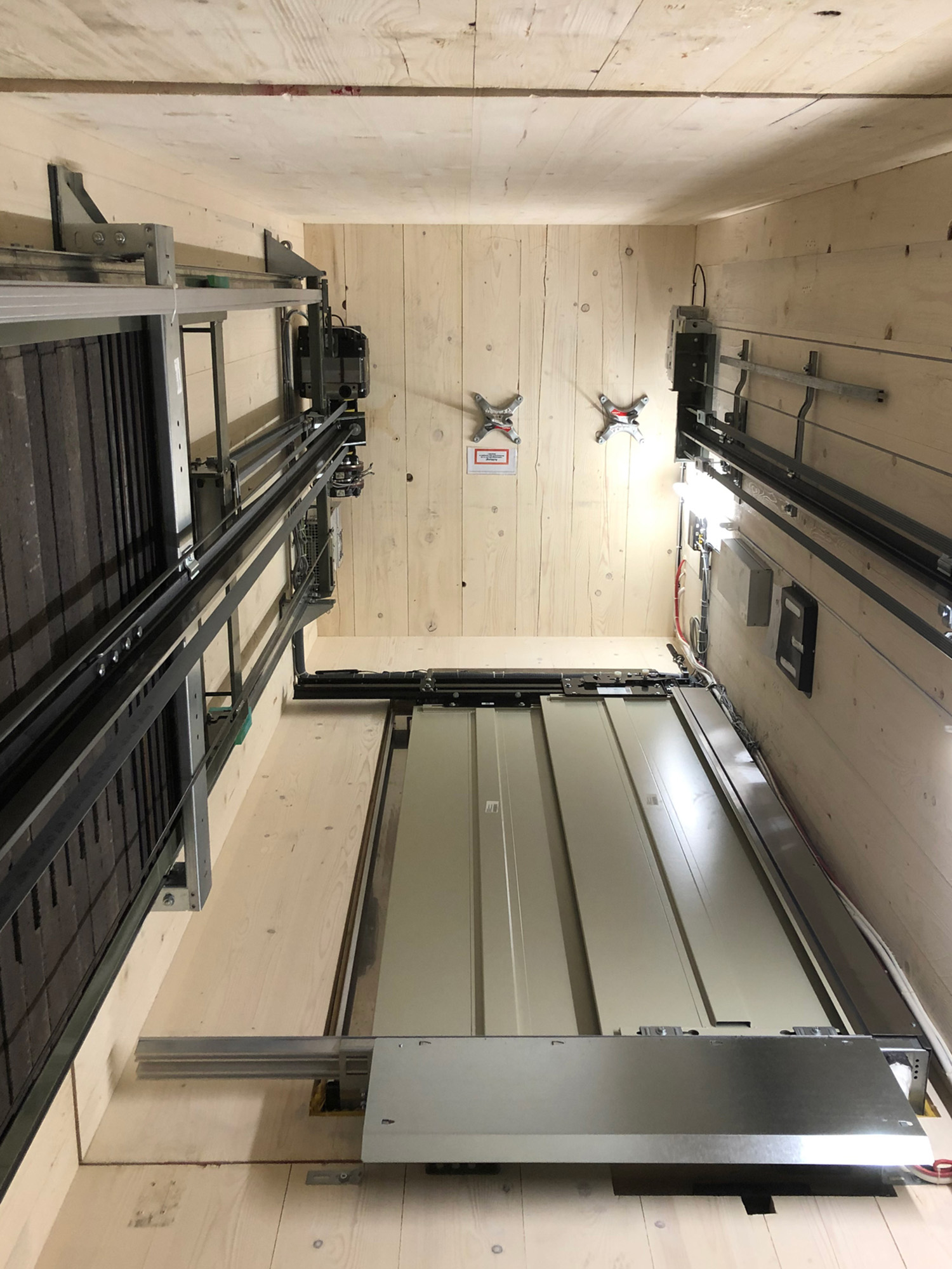 schindler-aufzug-holzschacht chindler-aufzug-holzschacht