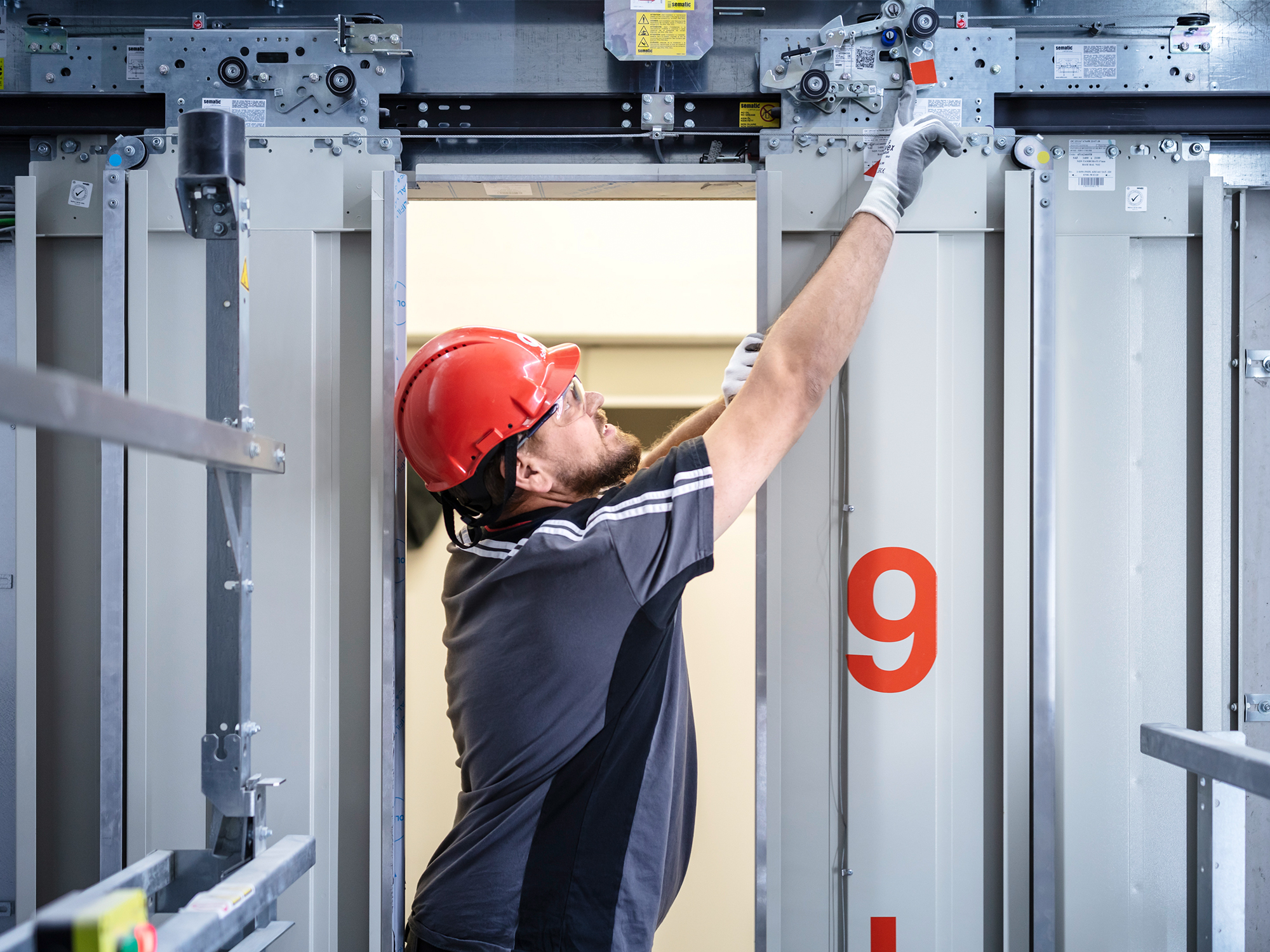 Schindler-Aufzug-Wartung-Mitarbeiter