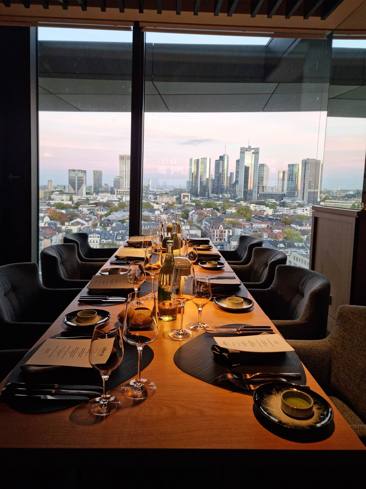 Beste Restaurants In Frankfurt Am Main Das oben Restaurant & Skybar mit neuer Karte - SKYLINE ATLAS