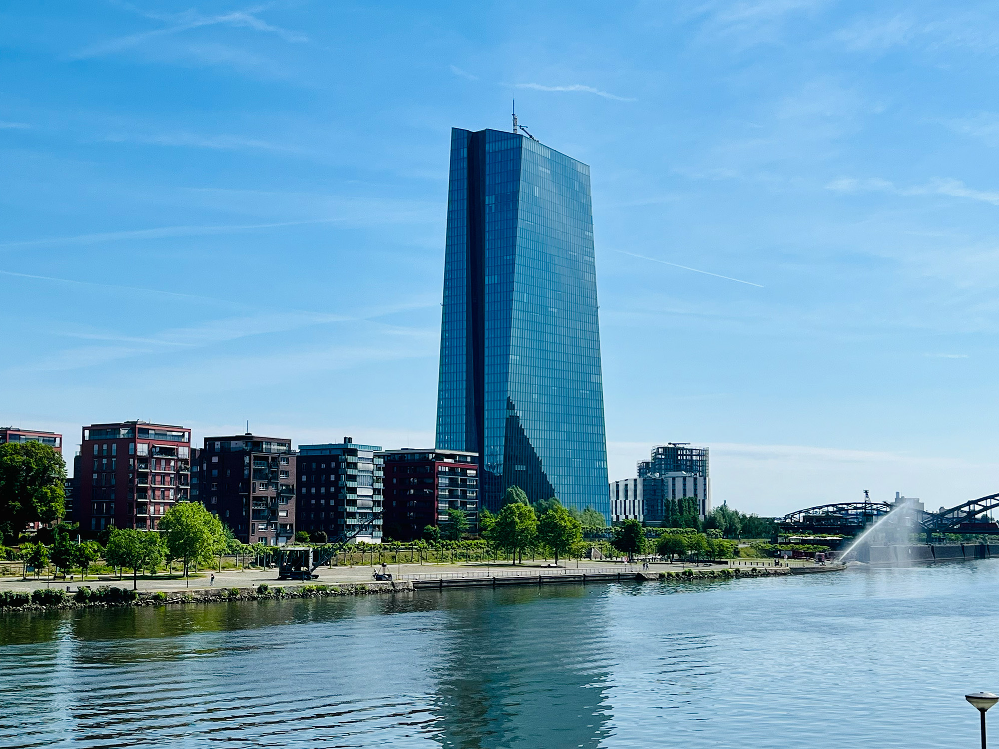 europäische-zentralbank-skytower-frankfurt-ostend uropaeische-zentralbank-skytower-frankfurt-ostend-skyline