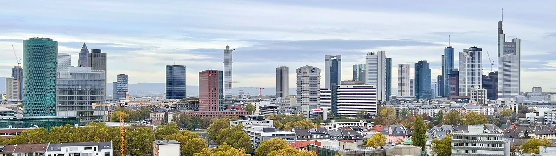 skyline-frankfurt-hochhaus-2022 skyline - frankfurt - hochhaus - bankenviertel - finanzzentrum - nachhaltigkeit - immobilienbranche