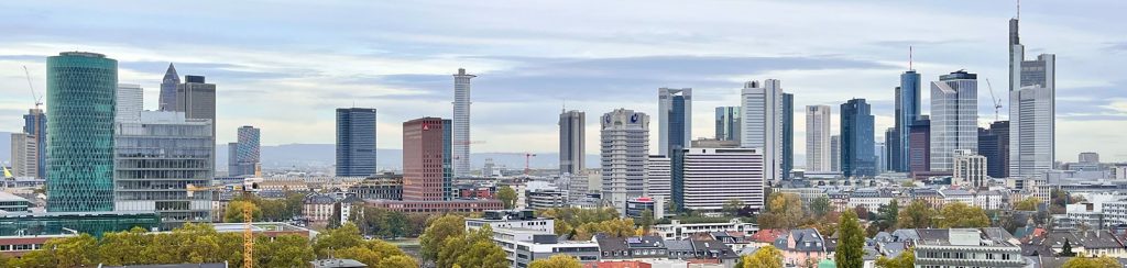 frankfurt - skyline - hochhaus - bankenviertel - 2022 - kreislaufwirtschaft - baubranche