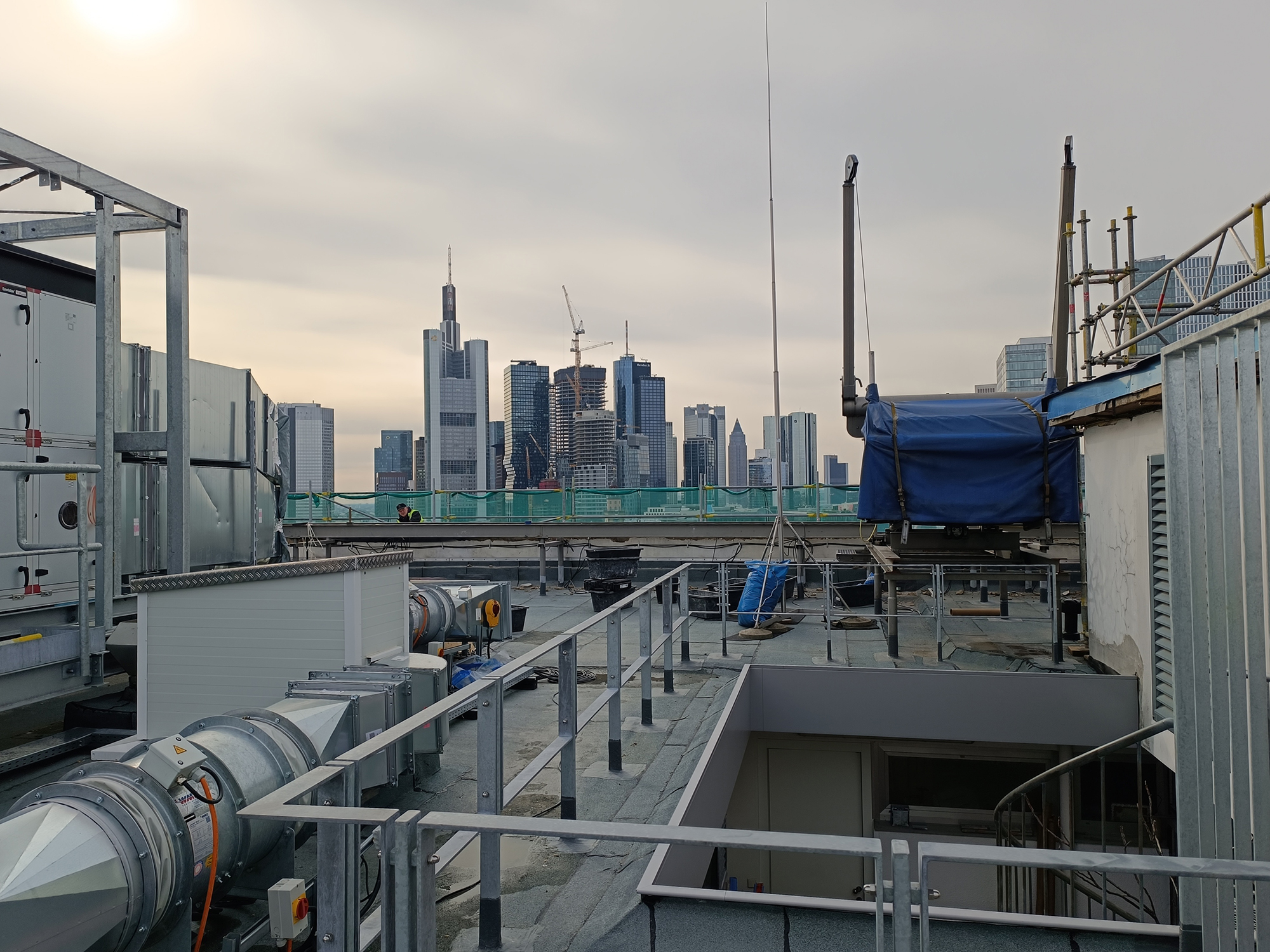 Bienenkorbhaus-Dach-Aussicht-Skyline-Four-Commerzbank-Tower Bienenkorbhaus - Dach - Revitalisierung - Zeil - Aussicht - Skyline - Four - Commerzbank - Tower