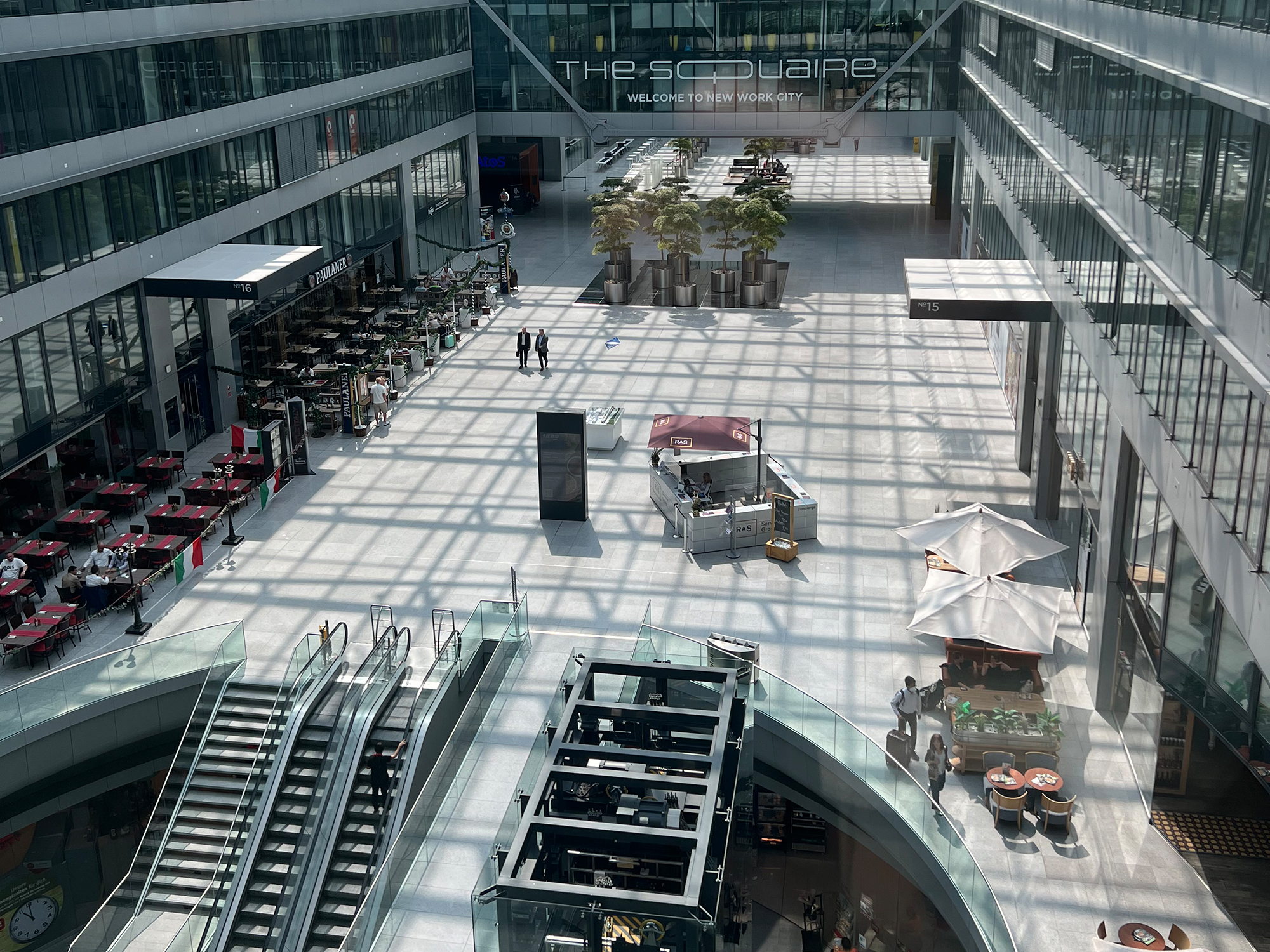 SQUAIRE-Atrium-Frankfurt THE - SQUAIRE - Frankfurt - Eingangsbereich