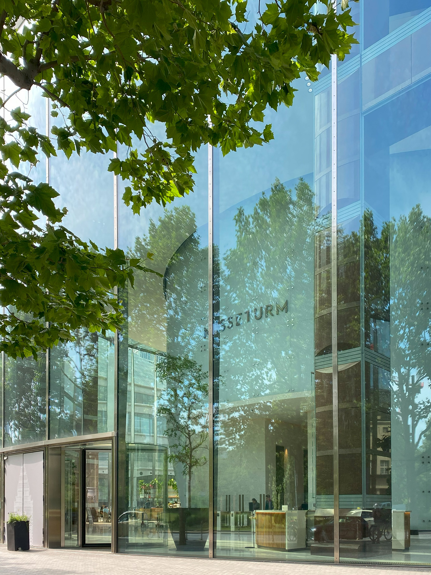 Messeturm-Eingang-Office-First-Modernisierung-Schindler-Aufzüge Messeturm - Eingang - Office - First - Modernisierung - Schindler - Aufzüge