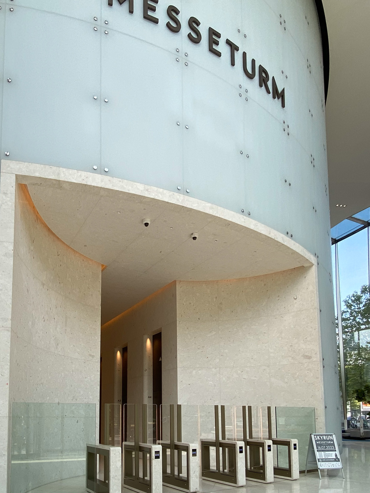 Messeturm-Eingangsbereich-Drehkreuz-Modernisierung-OfficeFirst-Helmut-Jahn Messeturm - Eingangsbereich - Drehkreuz - Modernisierung - OfficeFirst - Helmut - Jahn