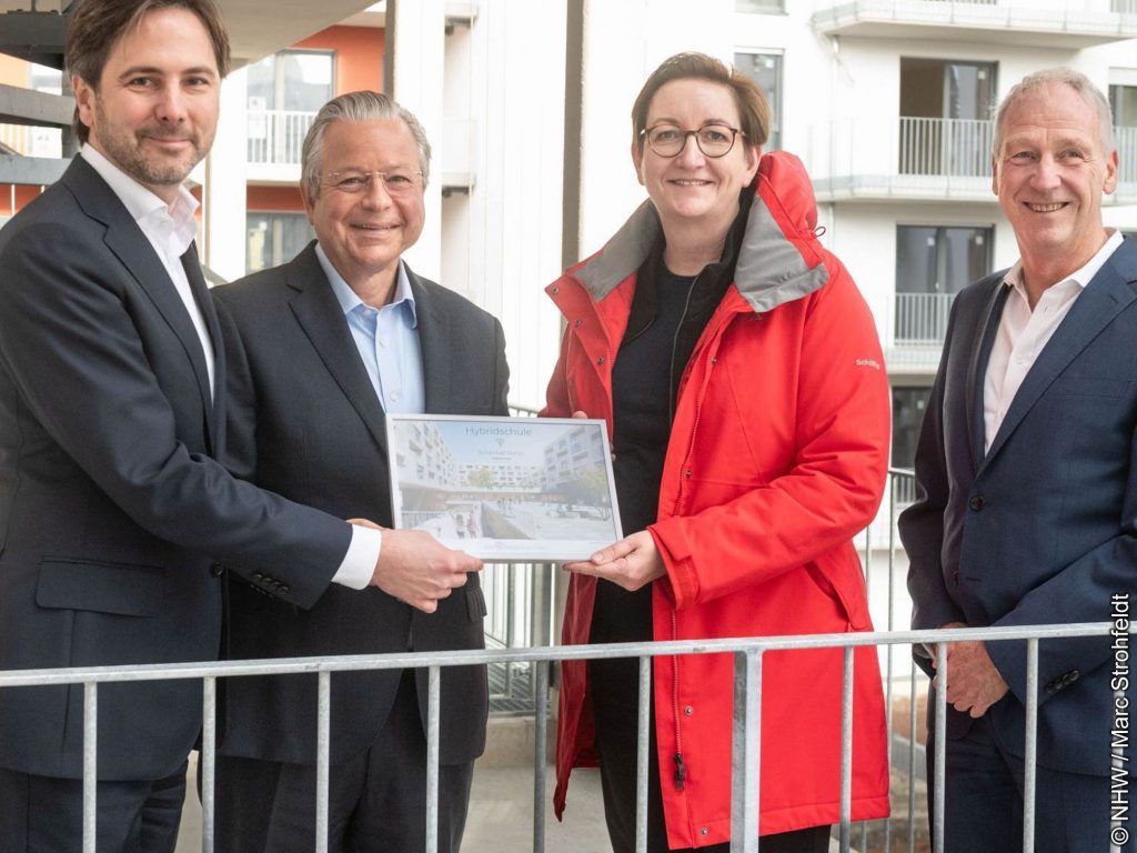 NHW_Baugenehmigungsuebergabe_Hybridschule Symbolische Übergabe der Baugenehmigung der Hybrid-Schule