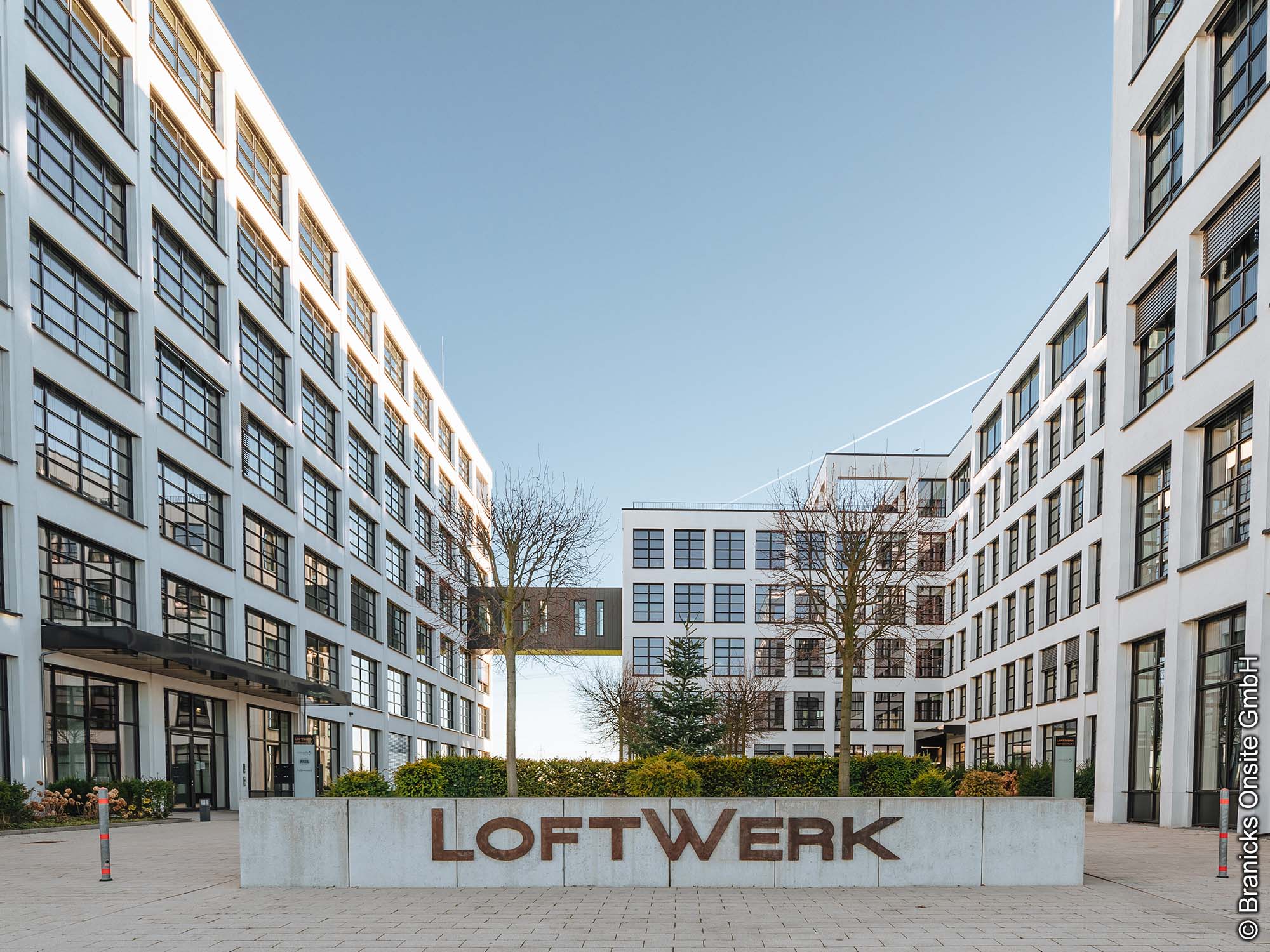 LOFTWERK Eschborn - Helfmann-Park - Bürokomplex - Industrie-Charme - Moderne Arbeitswelt - Aussenansicht - Plaza
