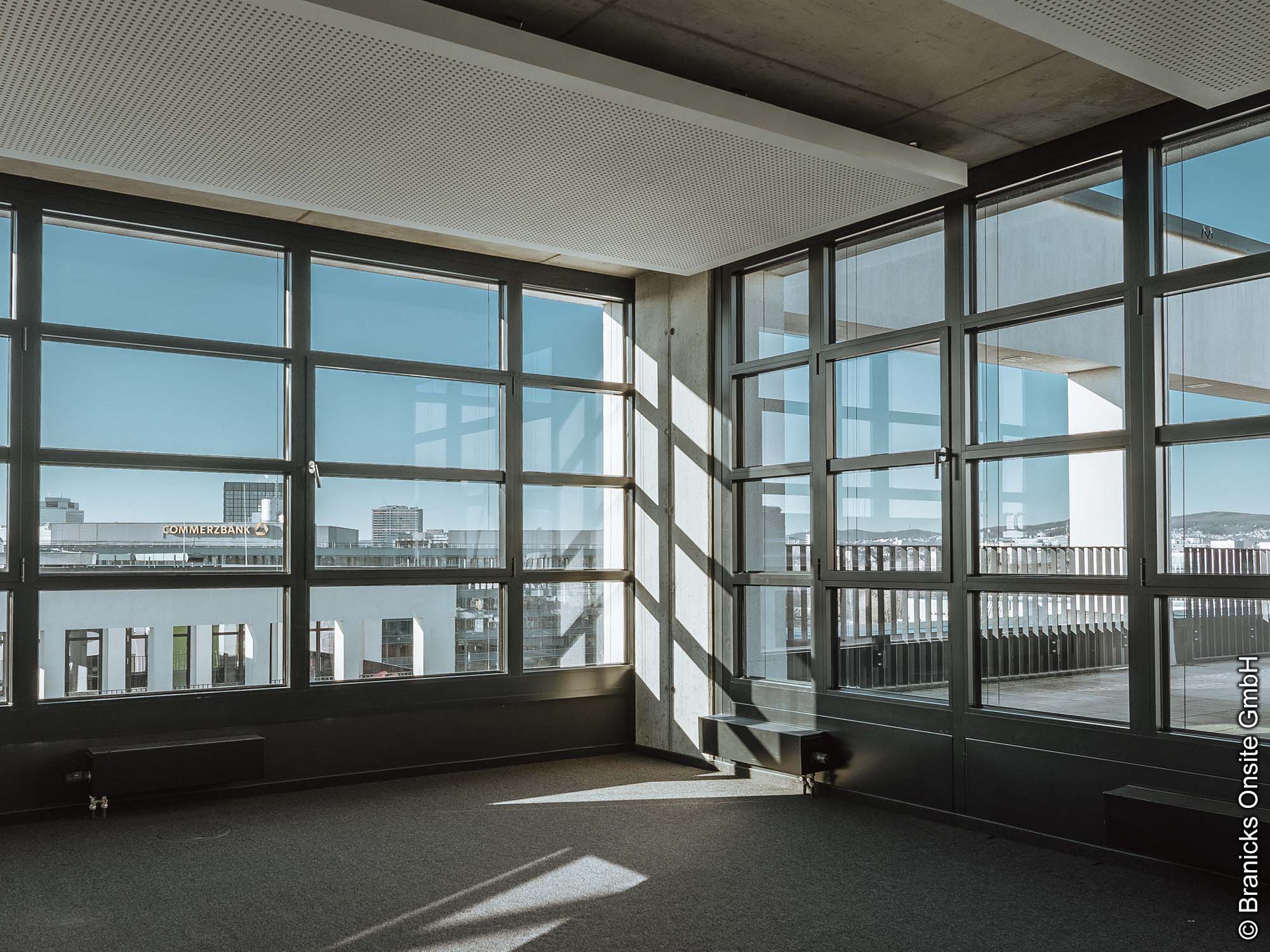 LOFTWERK Eschborn - Helfmann-Park - Bürokomplex - Industrie-Charme - Moderne Arbeitswelt - Ausblick - Große Fenster