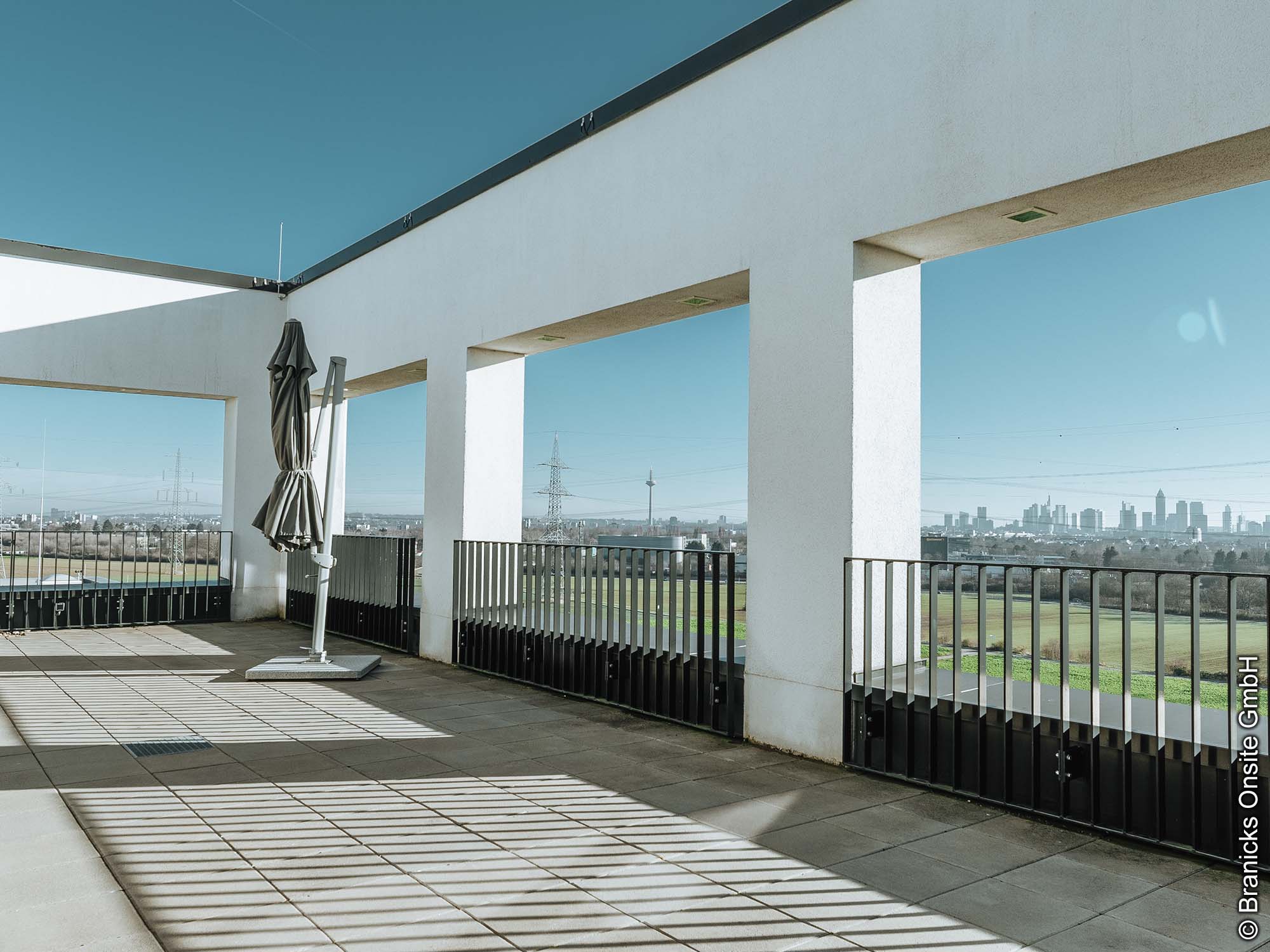 LOFTWERK Eschborn - Helfmann-Park - Bürokomplex - Industrie-Charme - Moderne Arbeitswelt - Ausblick - Skyline