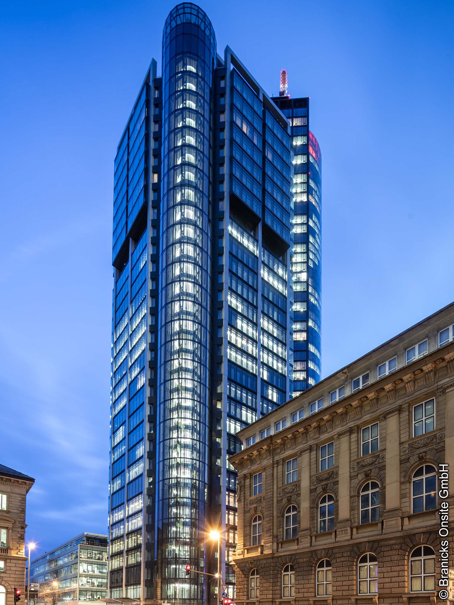 Eurotheum - Aussenansicht Eurotheum - Branicks - Fassade - Skyview - Abend - Fenster - Verglasung - Hochhaus - Frankfurt am Main
