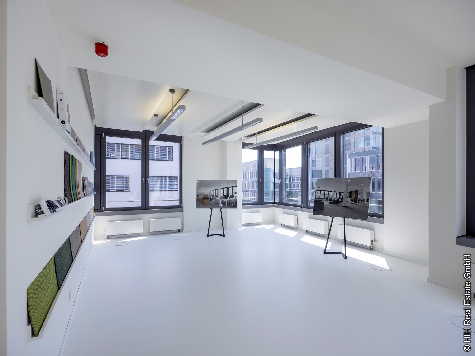 mywest Frankfurt - Musterflächen mit Musterbildern mywest Frankfurt - Franklinstraße 50 - HIH Real Estate GmbH - Büroausstattung - Moderne Möbel und Einrichtung - Große Fenster