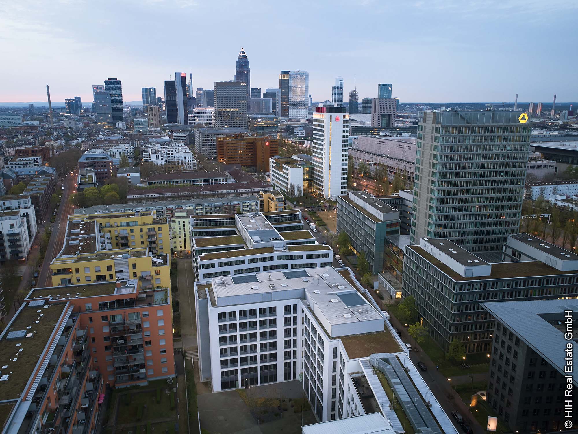 mywest Frankfurt - Drohnenaufnahme am Abend mywest Frankfurt - Fassade - Vogelperspektive - Franklinstraße 50 - HIH Real Estate GmbH - Dachterrassen