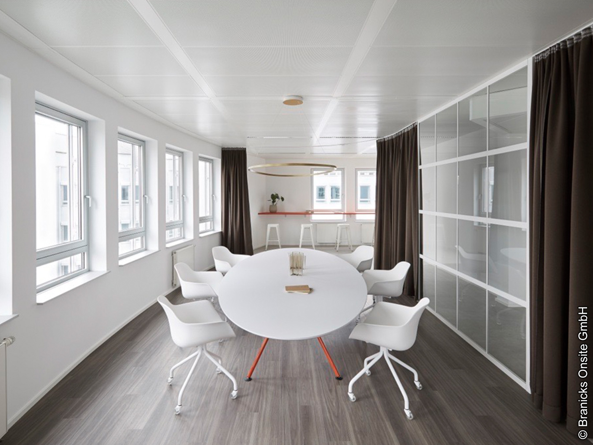 Vis A Vis - Eschborn Süd - Bürokomplex - Moderne Arbeitswelt - Büroeinrichtung - Konferenztisch