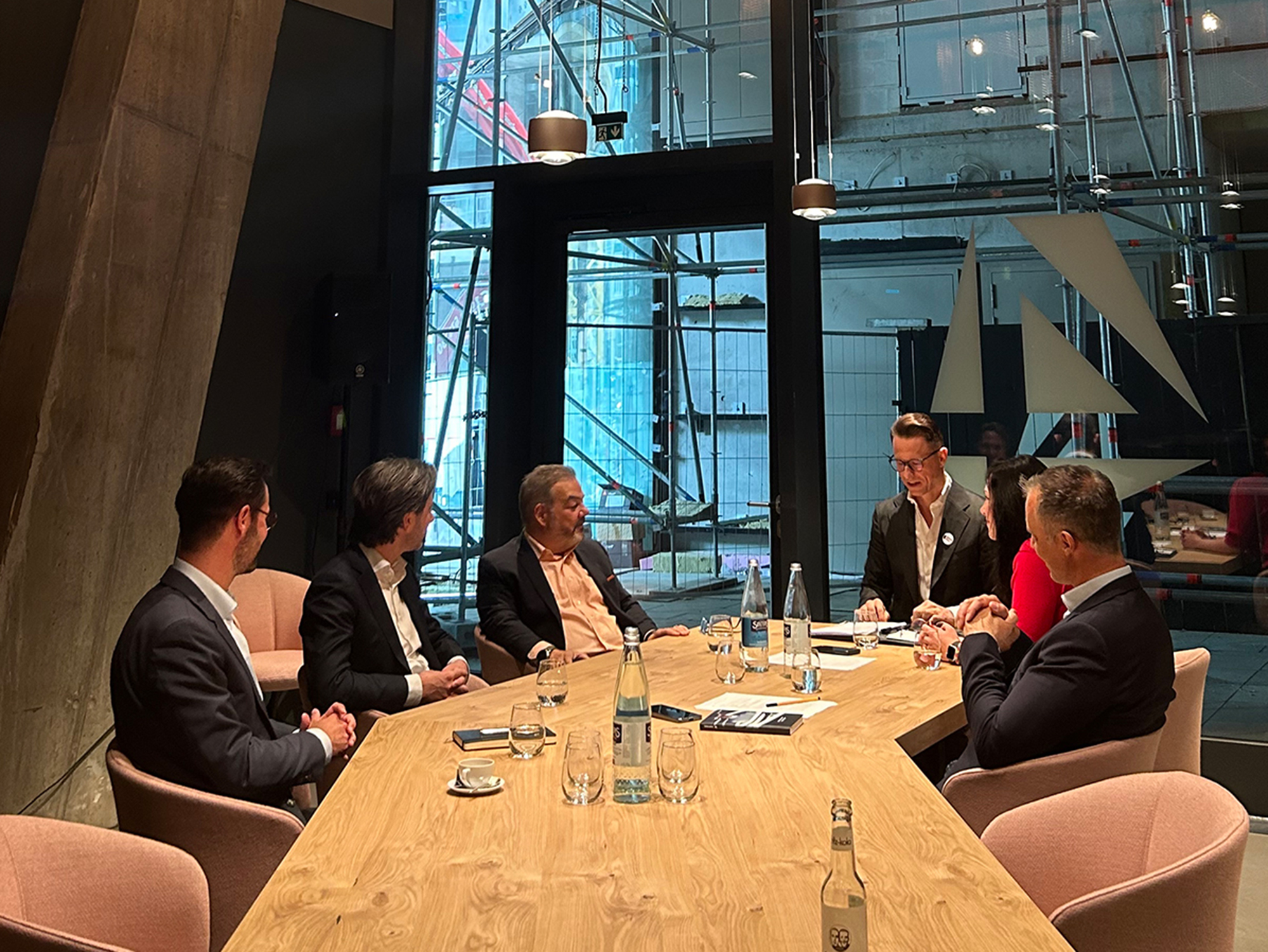 Round - Table - Diskussionsrunde - FOUR