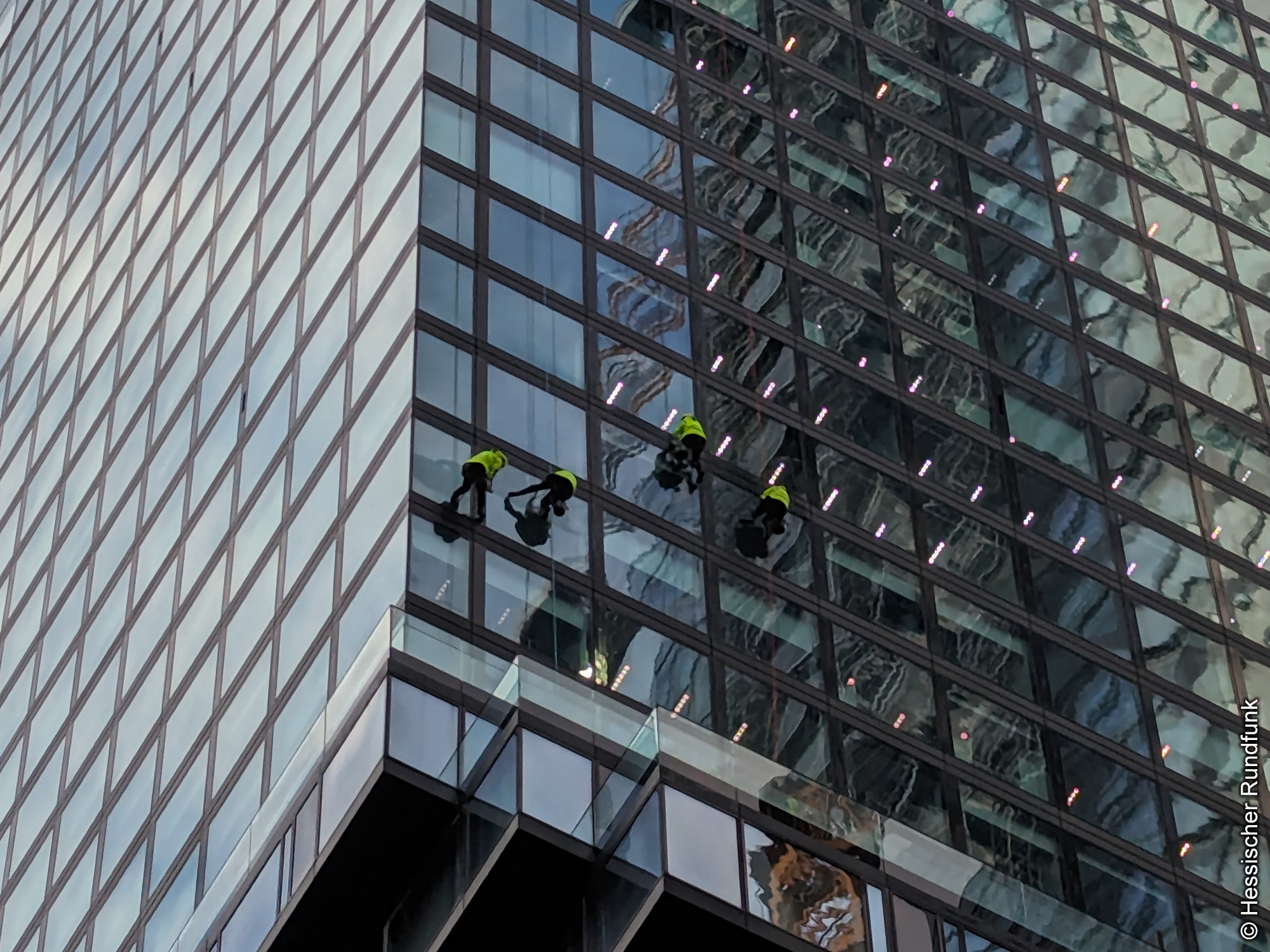 Omniturm-Fassade-Fassadenkletterer-Frankfurt Omniturm - Fassade - Fassadenkletterer - Frankfurt - Bankenviertel