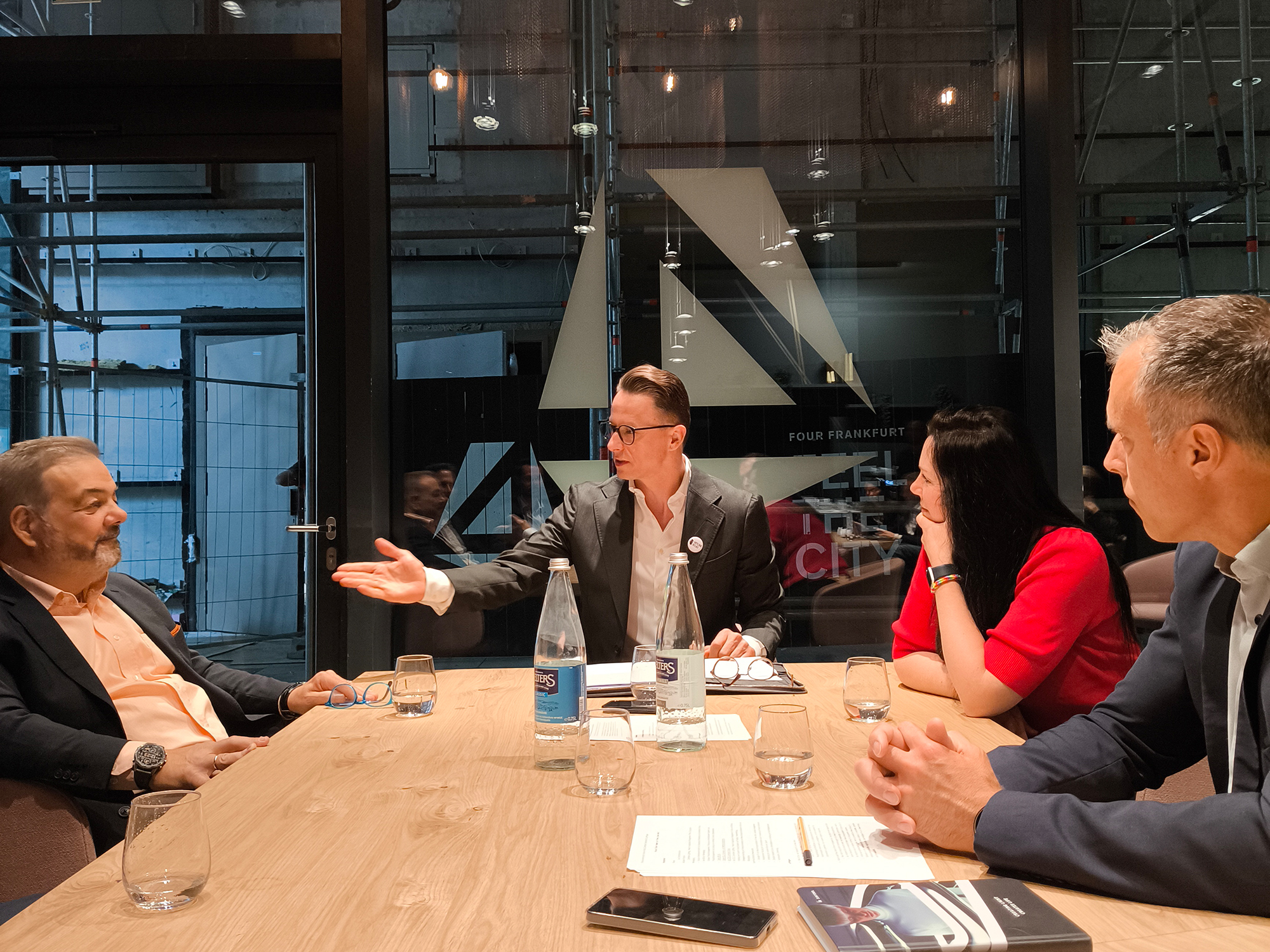 Round - Table - Frankfurt - Skyline - Atlas
