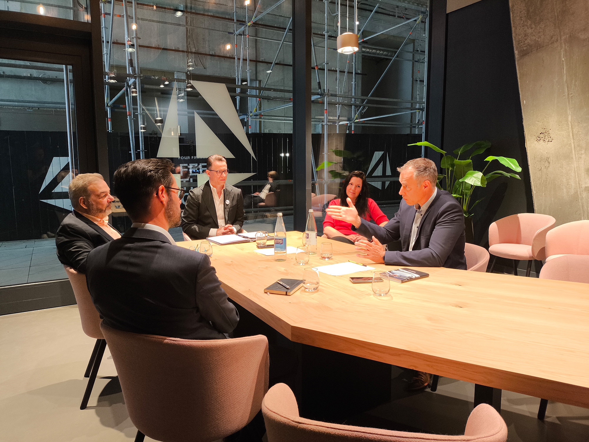 Round - Table - Diskussiosnrunde - FOUR