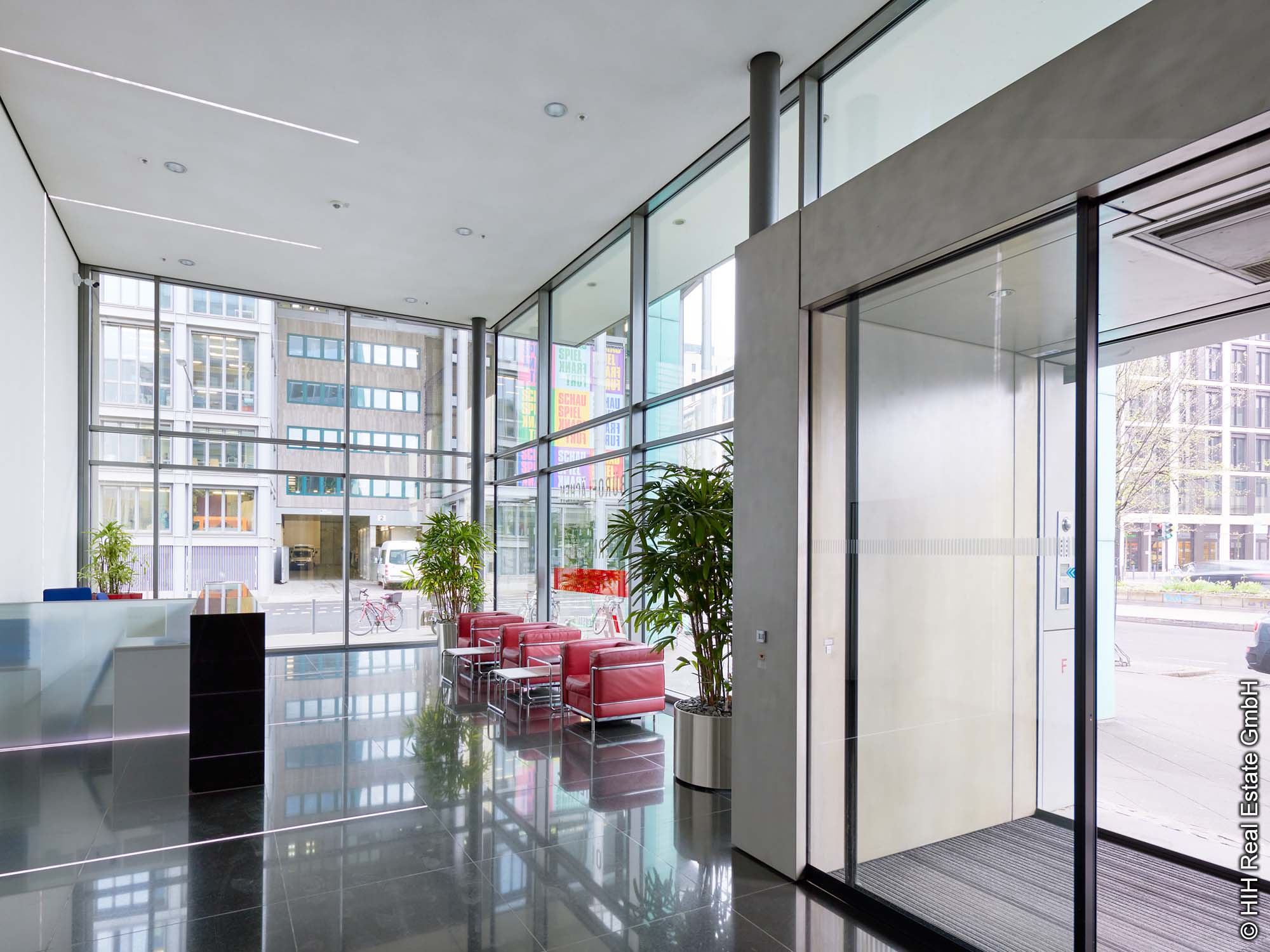 HIH - NM1 - Neue Mainzer Strasse 1 - Frankfurt - Bürogebäude - Tageslicht - Freiflächen - Lobby - Empfangsbereich - Eingang