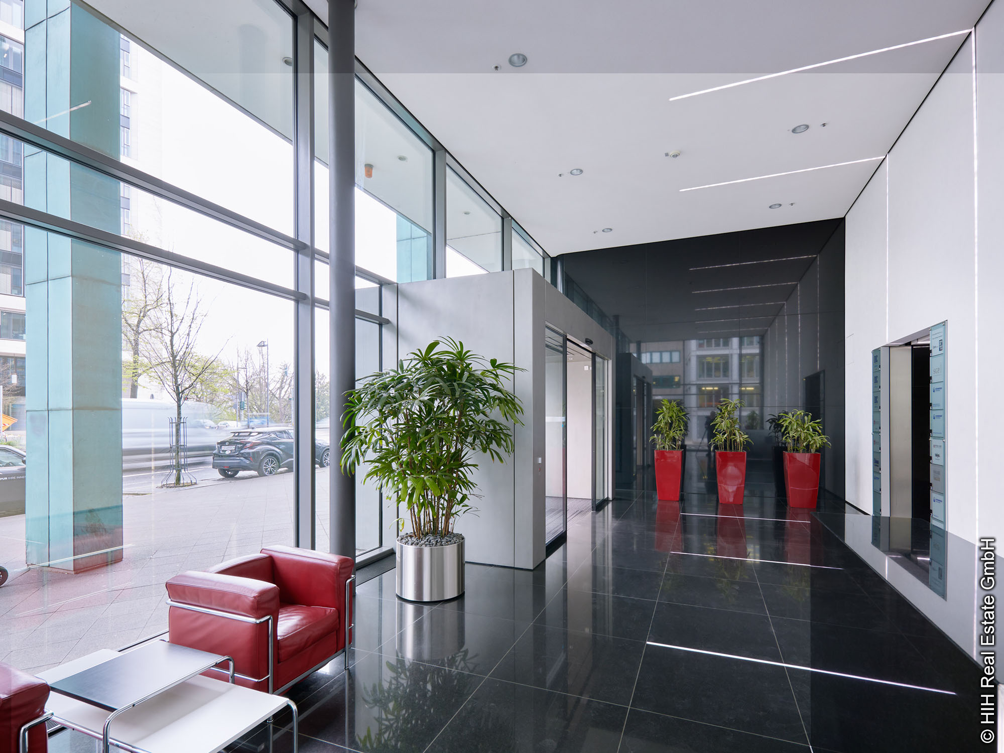 HIH - NM1 - Neue Mainzer Strasse 1 - Frankfurt - Bürogebäude - Tageslicht - Freiflächen - Lobby - Empfangsbereich - Eingang