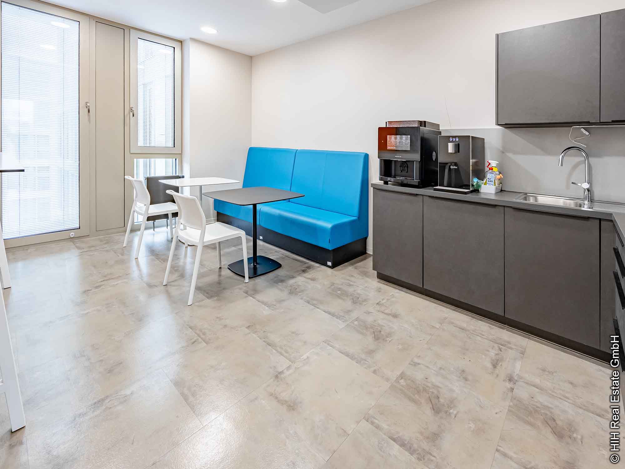 HIH - VERSO - Wiesbaden - Bürogebäude - Moderne Büroflächen - Tageslicht - Teeküche