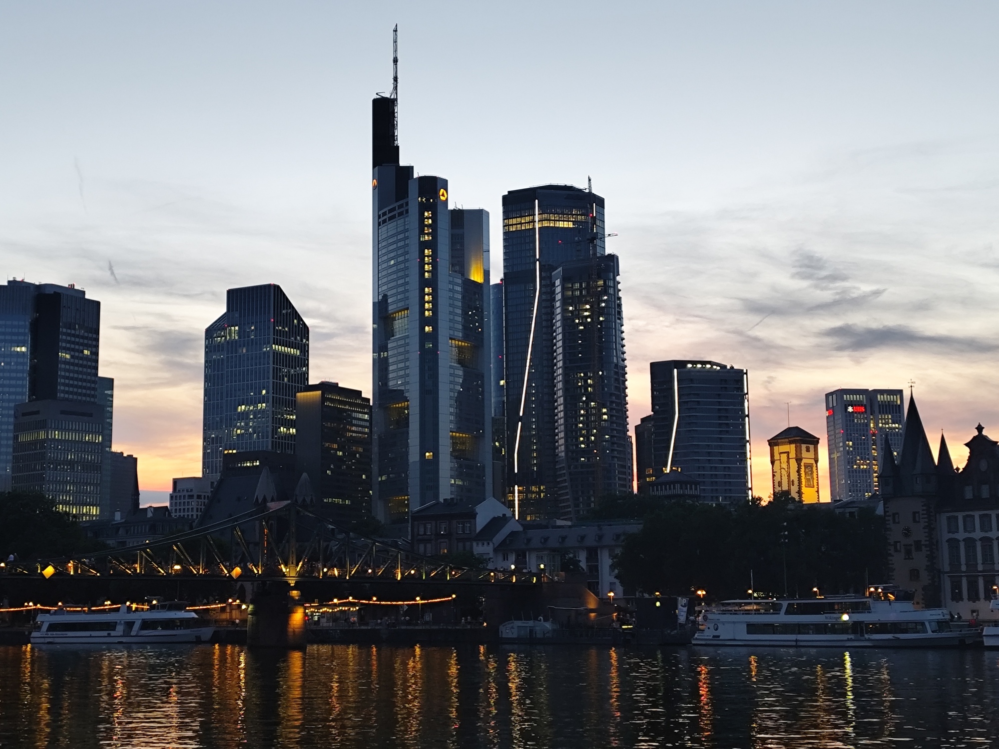 FOUR - Frankfurt - Beleuchtung - Zumtobel - Skyline - Frankfurt