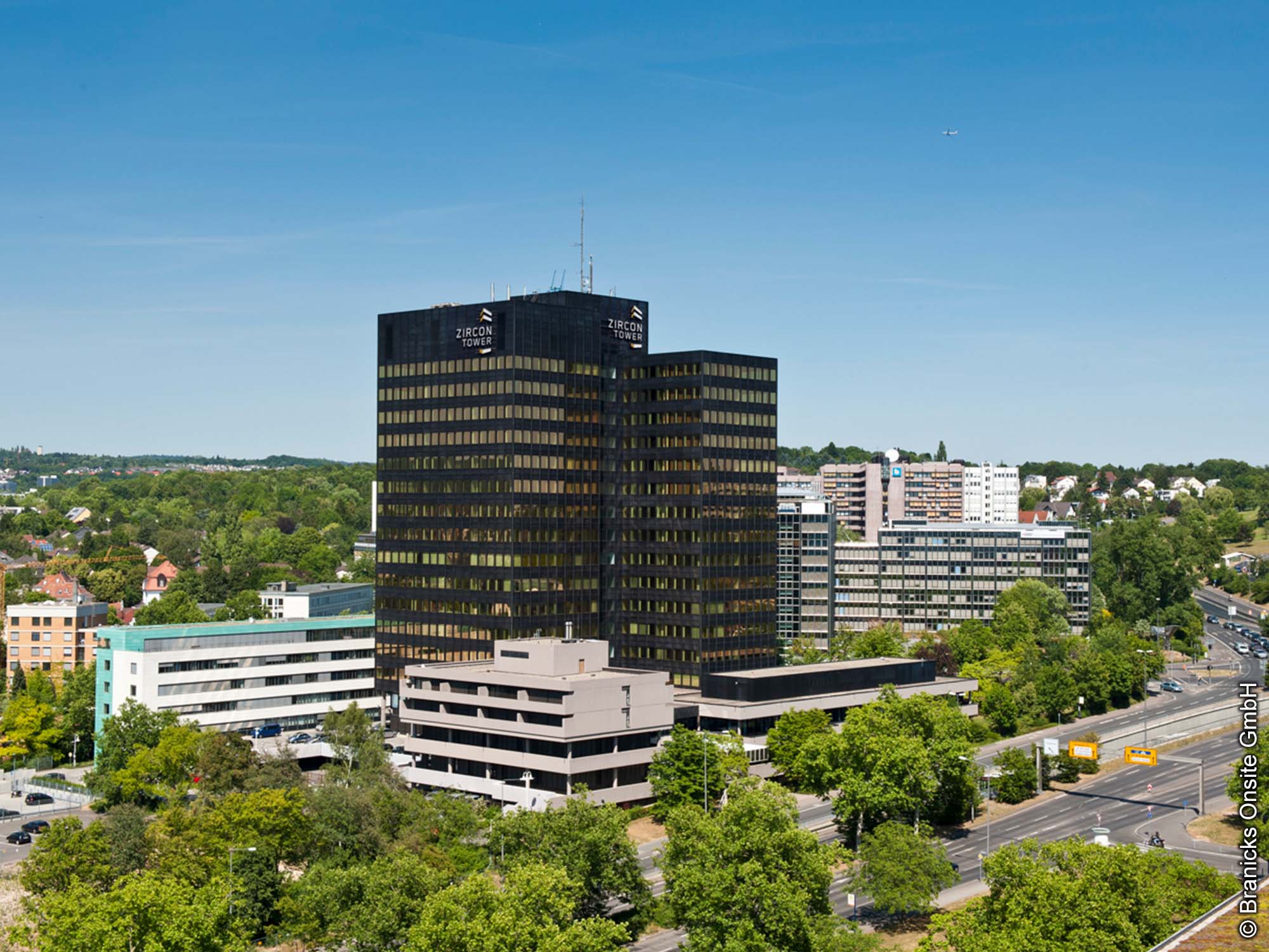 Sicht auf das Gebäude "Zircon Tower" in Wiesbaden - Branicks Onsite GmbH Branicks - Zircon Tower - Wiesbaden - Bürohochaus - Fassadenansicht