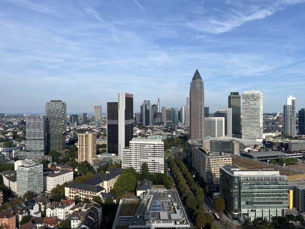 Frankfurt am Main - Straßen - Alleen - Ausblick - Sonig