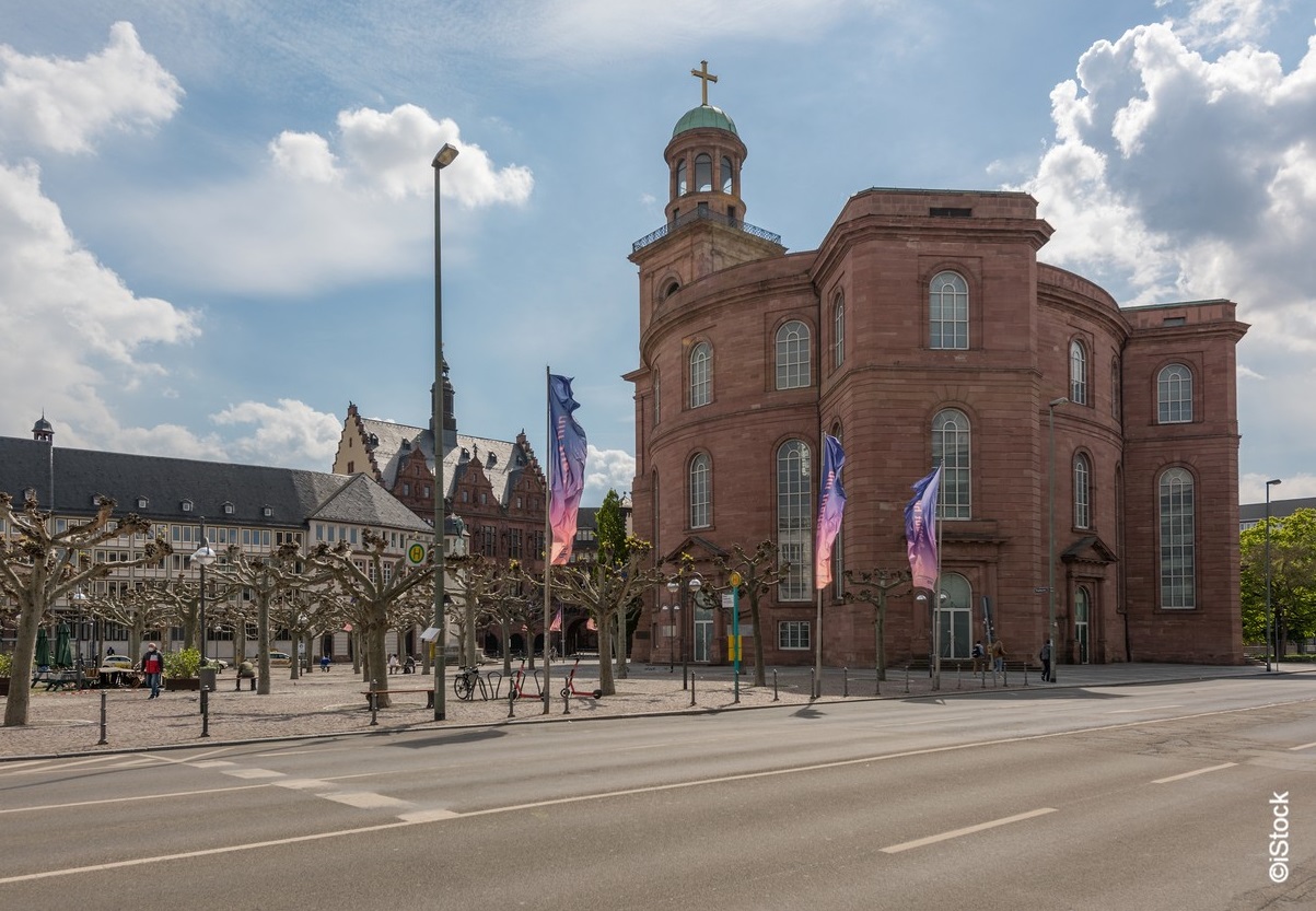 iStock-1316458988 mit copyright neu Paulskirche und Paulsplatz Frankfurt Altstadt