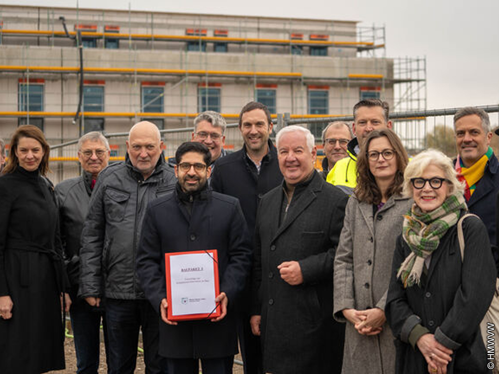Bauen soll schneller und billiger werden: Wirtschaftsminister Mansoori stellt zentrale Eckpunkte des Baupakets I vor