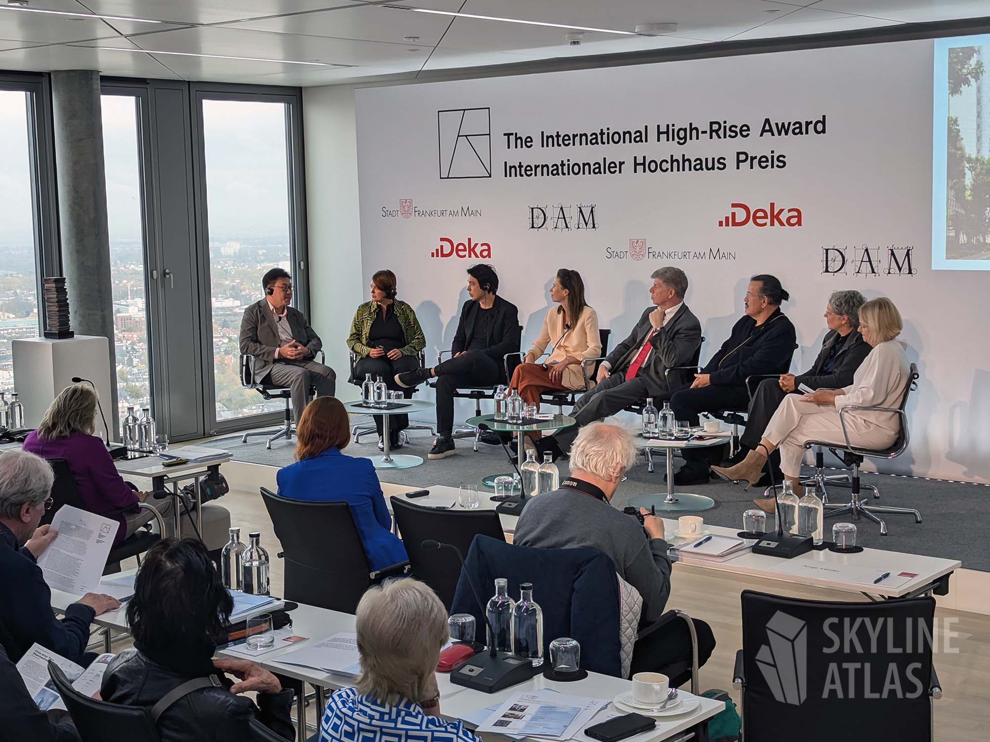 Blick auf das Podium mit den Gewinnern des International High-Rise Award und Teilen der Jury - Pressekonferenz - Im Four T1 Pressekonferenz - The International High-Rise Award - Internationaler Hochhaus Preis - Deka - DAM - Frankfurt am Main