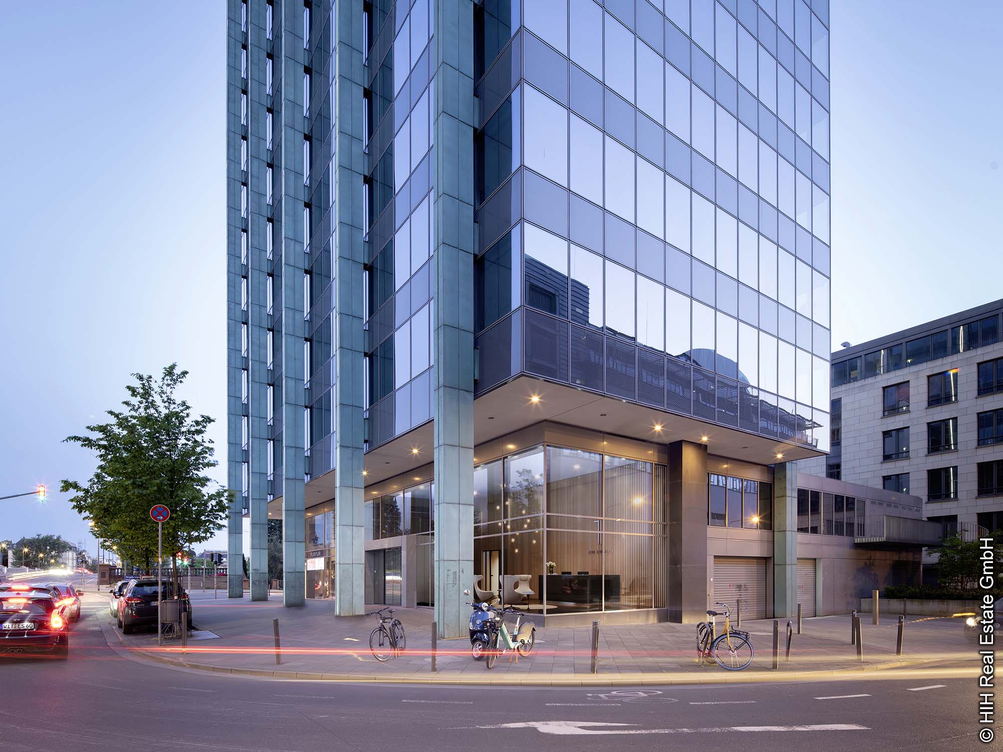 HIH Real Estate - NM-1 - Neue Mainzer Straße - Fassade - City - Frankfurt - Lobby - Modernes Bürogebäude - Visualisierung