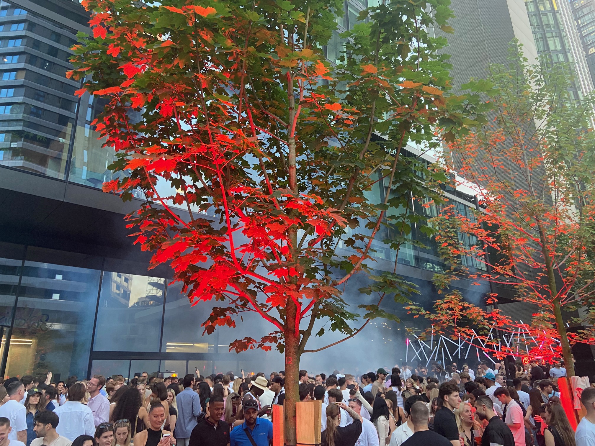 Beats in der Innenstadt – in der warmen Abendsonne wird zwischen den Hochhäusern gefeiert